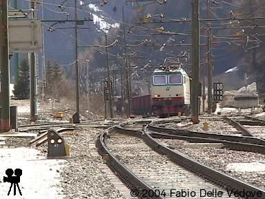Video 2004/4: Eine italienische Ellok der Baureihe E 652 bef&ouml;rdert einen Leerzug aus offenen Wagen