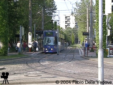 Video 2004/5: Freiburg im Breisgau - Haltestelle Technische Rathaus - Linie 4 in Richtung G&uuml;nterstal - Triebwagen 260.