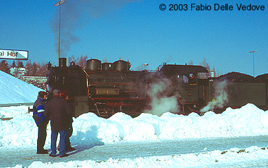 Zum Vergr&ouml;&szlig;ern klicken - Ein paar gezielte kr&auml;ftige Hammerschl&auml;ge und schon funktioniert wieder alles. Die Zuschauer staunen dar&uuml;ber (Kempten, 15.02.2003).