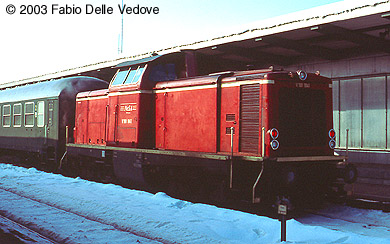 Zum Vergr&ouml;&szlig;ern klicken - In angenehmer altroter Lackierung zeigt sich die V 100 1041 der NeSA am Ende des Zuges (Kempten, 15.02.2003). 