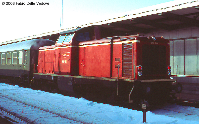 In angenehmer altroter Lackierung zeigt sich die V 100 1041 der NeSA am Ende des Zuges (Kempten, 15.02.2003). 