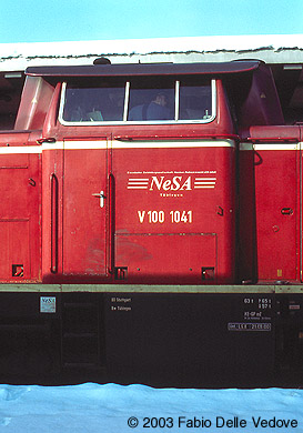 Zum Vergr&ouml;&szlig;ern klicken - Das F&uuml;hrerhaus der V100 1041 (Kempten, 15.02.2003).