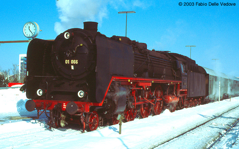 Die imposante 01 066 pr&auml;sentiert sich im vollen Sonnenlicht den Fotografen (Kempten, 15.02.2003).