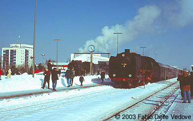 Zum Vergr&ouml;&szlig;ern klicken - Zwei Dampfz&uuml;ge in Kempten begeistern gro&szlig; und klein (15.02.2003).