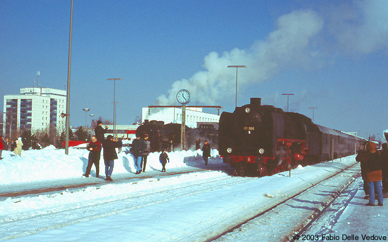 Zwei Dampfz&uuml;ge in Kempten begeistern gro&szlig; und klein (15.02.2003).
