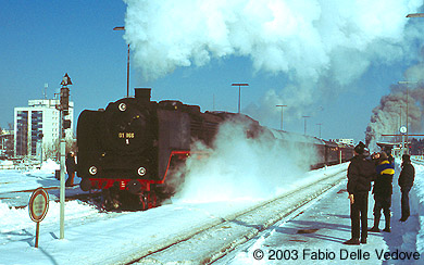 Zum Vergr&ouml;&szlig;ern klicken - Der Allg&auml;u-Expre&szlig; f&auml;hrt ab. Es qualmt und dampft gewaltig - an beiden Enden des Zuges (Kempten, 15.02.2003.