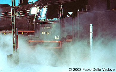 Zum Vergr&ouml;&szlig;ern klicken - Vorbeifahrt der 01 066 (Kempten, 15.02.2003).