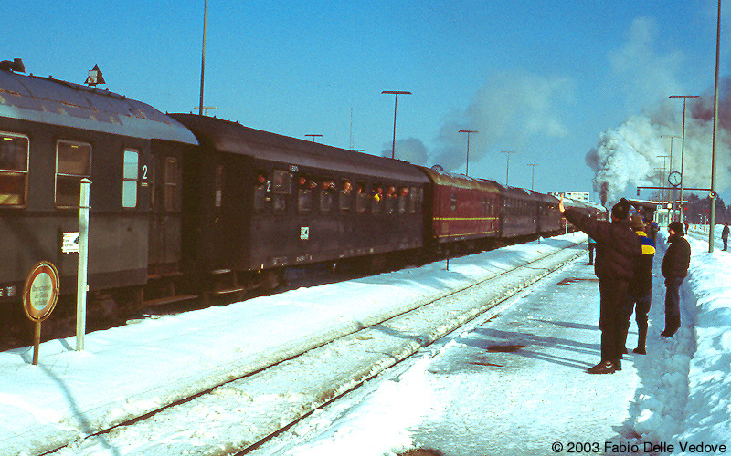Die Fahrg&auml;ste schauen aus ge&ouml;ffneten Fenstern, die Eisenbahnfreunde auf dem Bahnsteig fotografieren und winken (Kempten, 15.02.2003).
