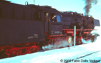 Zum Vergr&ouml;&szlig;ern klicken - Vorbeifahrt der Schublok 50 0072 (Kempten, 15.02.2003).