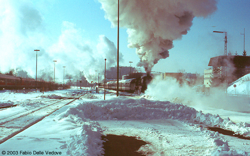 Mit Volldampf verl&auml;&szlig;t der Allg&auml;u-Expre&szlig; den Kempter Hauptbahnhof in Richtung Immenstadt (15.02.2003). 