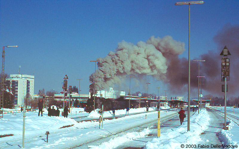 Die 38 3199 steht ihren gro&szlig;en Schwestern nicht nach. Auch sie raucht und dampft bei der Abfahrt des UEF-Zuges spektakul&auml;r (Kempten, 15.02.2003).