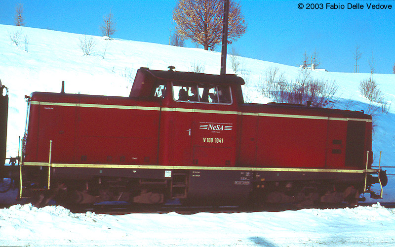 Mit donnernden Auspuffschl&auml;gen schiebt die V100 1041 (Kempten, 15.02.2003).
