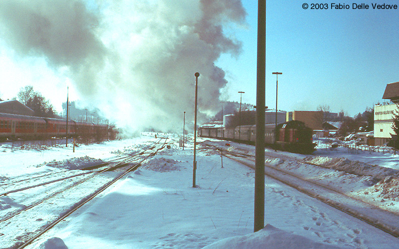 Die 38 3199 verfinsterte sogar den Himmel f&uuml;r kurze Zeit als sie mit dem Sonderzug der UEF in Richtung Immenstadt enteilt (Kempten, 15.02.2003).